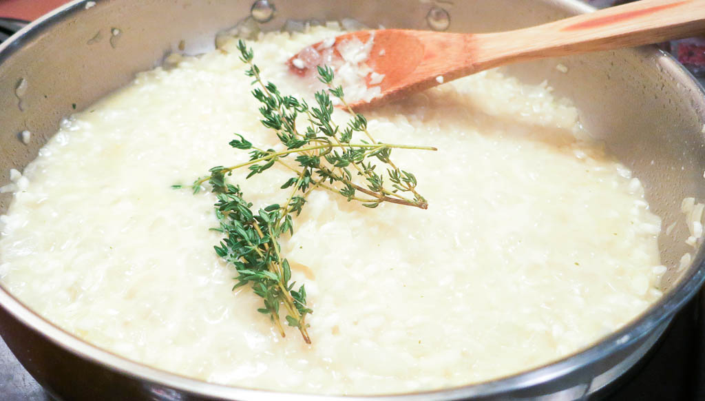 Tip! I add whole thyme springs to my risotto. It's much easier and saves me a few minutes. Just don't forget to remove the stems before serving!